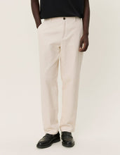 Laden Sie das Bild in den Galerie-Viewer, Les Deux - Kody Heavy Corduroy Pants - Ivory Hosen Les Deux