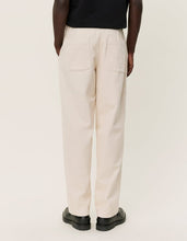 Laden Sie das Bild in den Galerie-Viewer, Les Deux - Kody Heavy Corduroy Pants - Ivory Hosen Les Deux
