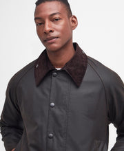 Laden Sie das Bild in den Galerie-Viewer, Barbour - Wachsjacke Classic Beaufort - Olive Jacken Barbour