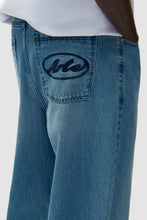 Laden Sie das Bild in den Galerie-Viewer, Arte Antwerp - Circle Logo Pocket Pants - Bleach Hosen Arte Antwerp
