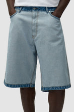Laden Sie das Bild in den Galerie-Viewer, Arte Antwerp - Denim Inside/Out Shorts - Bleach Hosen Arte Antwerp