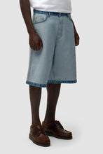 Laden Sie das Bild in den Galerie-Viewer, Arte Antwerp - Denim Inside/Out Shorts - Bleach Hosen Arte Antwerp
