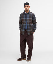 Laden Sie das Bild in den Galerie-Viewer, Barbour - Chapter Overshirt - Midnight Oak Tartan Hemden Barbour