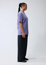 Laden Sie das Bild in den Galerie-Viewer, New Amsterdam - Logo Tee - Purple Haze T-Shirts New Amsterdam