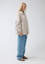 Laden Sie das Bild in den Galerie-Viewer, New Amsterdam - Coach Jacket - Warm Sand Jacken New Amsterdam