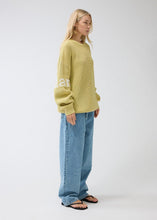 Laden Sie das Bild in den Galerie-Viewer, New Amsterdam - Logo Crew Knit - Apple Green Sweatshirts New Amsterdam