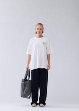 Laden Sie das Bild in den Galerie-Viewer, New Amsterdam - Chair T-Shirt - White T-Shirts New Amsterdam