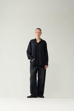 Laden Sie das Bild in den Galerie-Viewer, New Amsterdam - WOOL OVERSIZED BUTTON-UP - NAVY