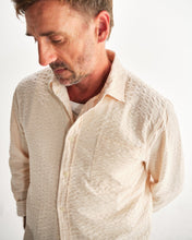 Laden Sie das Bild in den Galerie-Viewer, Wax London - Shelly Seersucker Corduroy Hemd - Stone Hemden Wax London