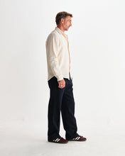 Laden Sie das Bild in den Galerie-Viewer, Wax London - Shelly Seersucker Corduroy Hemd - Stone Hemden Wax London