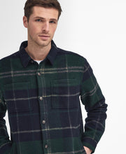 Laden Sie das Bild in den Galerie-Viewer, Barbour - Chapter Overshirt - Green Loch Tartan Hemden Barbour
