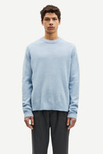 Laden Sie das Bild in den Galerie-Viewer, Samsøe Samsøe - Isak Knit Sweater 15010 - Subdued Blue Pullover Samsøe Samsøe

