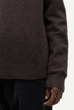 Laden Sie das Bild in den Galerie-Viewer, Samsøe Samsøe - ISAK KNIT SWEATER - Delicioso Pullover Samsøe Samsøe
