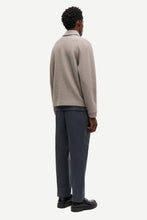 Laden Sie das Bild in den Galerie-Viewer, Samsøe Samsøe - Hannes Full Zip - Elephant Skin Pullover Samsøe Samsøe
