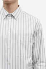 Laden Sie das Bild in den Galerie-Viewer, Samsøe Samsøe - Sadamon J Shirt 13072 - Sedona Sage St. Hemden Samsøe Samsøe
