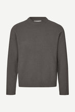 Laden Sie das Bild in den Galerie-Viewer, Samsøe Samsøe - Sylli Crew Neck 132 - Volcanic Ash Pullover Samsøe Samsøe
