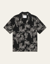 Laden Sie das Bild in den Galerie-Viewer, Les Deux - Liam AOE Flower SS Shirt - Black Hemden Les Deux
