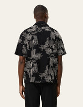 Laden Sie das Bild in den Galerie-Viewer, Les Deux - Liam AOE Flower SS Shirt - Black Hemden Les Deux
