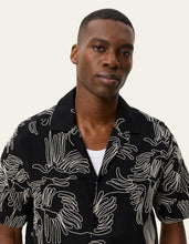 Laden Sie das Bild in den Galerie-Viewer, Les Deux - Liam AOE Flower SS Shirt - Black Hemden Les Deux
