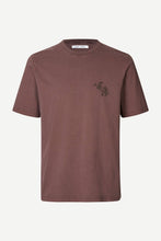 Laden Sie das Bild in den Galerie-Viewer, Samsøe Samsøe - Saphil T-Shirt - Washed Raisin Wallpaper T-Shirts Samsøe Samsøe
