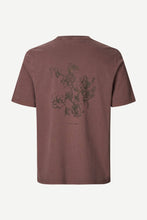 Laden Sie das Bild in den Galerie-Viewer, Samsøe Samsøe - Saphil T-Shirt - Washed Raisin Wallpaper T-Shirts Samsøe Samsøe
