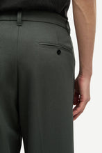 Laden Sie das Bild in den Galerie-Viewer, Samsøe Samsøe - Sanoah Trousers - Dark Evergreen Hosen Samsøe Samsøe
