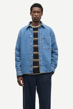 Laden Sie das Bild in den Galerie-Viewer, Samsøe Samsøe -  SADAMON B SHIRT - Retro wash denim
