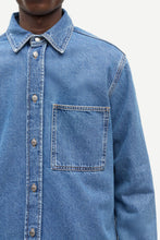 Laden Sie das Bild in den Galerie-Viewer, Samsøe Samsøe -  SADAMON B SHIRT - Retro wash denim
