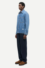 Laden Sie das Bild in den Galerie-Viewer, Samsøe Samsøe -  SADAMON B SHIRT - Retro wash denim
