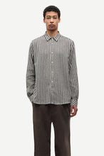 Laden Sie das Bild in den Galerie-Viewer, Samsøe Samsøe - SARYAN O SHIRT - Brown Ch

