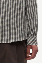 Laden Sie das Bild in den Galerie-Viewer, Samsøe Samsøe - SARYAN O SHIRT - Brown Ch

