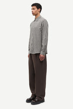 Laden Sie das Bild in den Galerie-Viewer, Samsøe Samsøe - SARYAN O SHIRT - Brown Ch
