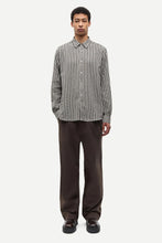 Laden Sie das Bild in den Galerie-Viewer, Samsøe Samsøe - SARYAN O SHIRT - Brown Ch
