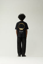 Laden Sie das Bild in den Galerie-Viewer, New Amsterdam - ECLIPSE TEE -BLACK

