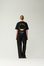 Laden Sie das Bild in den Galerie-Viewer, New Amsterdam - ECLIPSE TEE -BLACK
