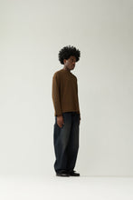 Laden Sie das Bild in den Galerie-Viewer, New Amsterdam - LOGO LONGSLEEVE WAFFLE- BROWN
