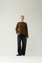 Laden Sie das Bild in den Galerie-Viewer, New Amsterdam - LOGO LONGSLEEVE WAFFLE- BROWN
