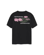 Laden Sie das Bild in den Galerie-Viewer, New Amsterdam - LILIES TEE BLACK
