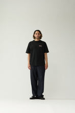 Laden Sie das Bild in den Galerie-Viewer, New Amsterdam - LILIES TEE BLACK
