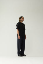Laden Sie das Bild in den Galerie-Viewer, New Amsterdam - LILIES TEE BLACK
