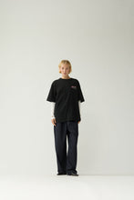 Laden Sie das Bild in den Galerie-Viewer, New Amsterdam - LILIES TEE BLACK
