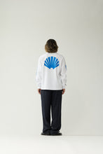 Laden Sie das Bild in den Galerie-Viewer, New Amsterdam - LOGO LONGSLEEVE - WHITE (cobalt)
