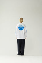 Laden Sie das Bild in den Galerie-Viewer, New Amsterdam - LOGO LONGSLEEVE - WHITE (cobalt)
