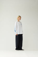 Laden Sie das Bild in den Galerie-Viewer, New Amsterdam - LOGO LONGSLEEVE - WHITE (cobalt)
