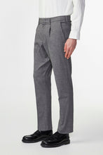 Laden Sie das Bild in den Galerie-Viewer, NN07 - Bill Tapered Hose - Dunkelgrau Hosen NN07
