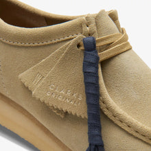 Laden Sie das Bild in den Galerie-Viewer, Clarks - Wallabe - Hellbraunes Veloursleder Schuhe Clarks
