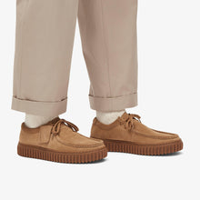 Laden Sie das Bild in den Galerie-Viewer, Clarks - Torhill Lo - Dunkles Sand-Wildleder Schuhe Clarks
