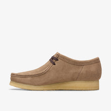 Laden Sie das Bild in den Galerie-Viewer, Clarks - Wallabe - Wolfbeiges Veloursleder Schuhe Clarks
