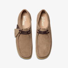 Laden Sie das Bild in den Galerie-Viewer, Clarks - Wallabe - Wolfbeiges Veloursleder Schuhe Clarks
