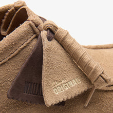 Laden Sie das Bild in den Galerie-Viewer, Clarks - Wallabe - Wolfbeiges Veloursleder Schuhe Clarks
